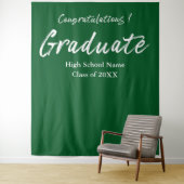 Tenture Félicitations au diplômé avec un script vert moder (En situation)