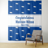 Tenture Félicitations Bleu et Blanc Nom de la Promotion (En situation)