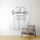 Tenture Félicitations Deux Diplômés Silver Confetti Party (En situation)
