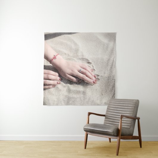 Tenture Femme allongée sur le sable blanc (En situation)