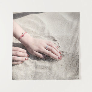 Tenture Femme allongée sur le sable blanc