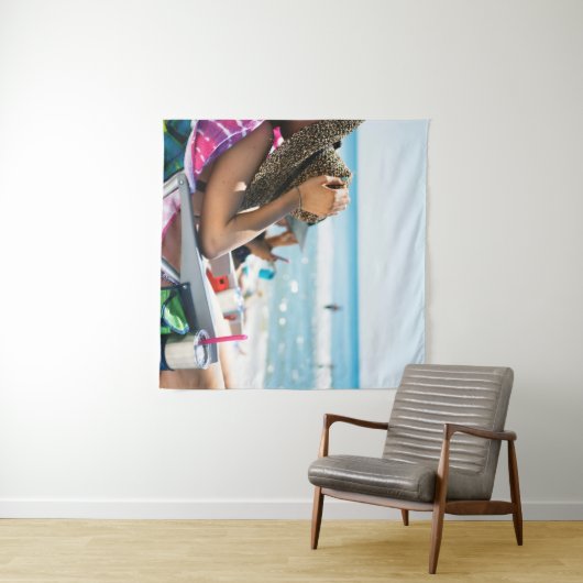 Tenture Femme allongée sur une chaise longue qui couvre so (En situation (horizontale))