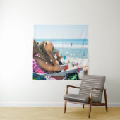 Tenture Femme allongée sur une chaise longue qui couvre so (En situation)