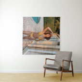 Tenture Femme en bikini jaune debout sur le flo de brique  (En situation (horizontale))