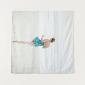 Tenture Femme marchant sur le rivage près de la plage (Devant (Horizontal))