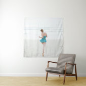 Tenture Femme marchant sur le rivage près de la plage (En situation)