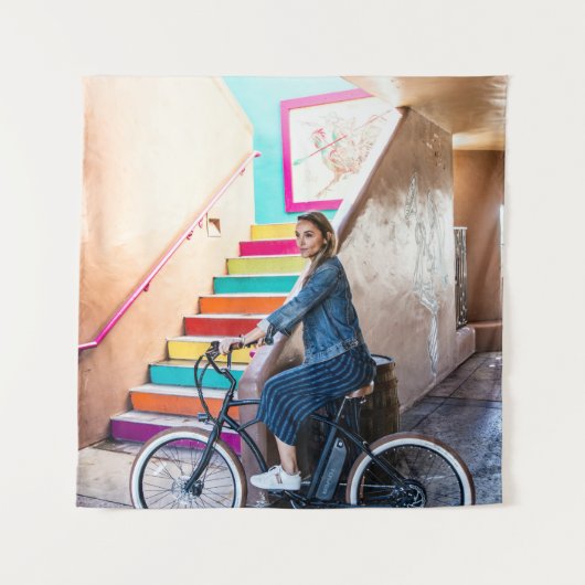 Tenture Femme portant veste et shorts en denim bleu (Devant)