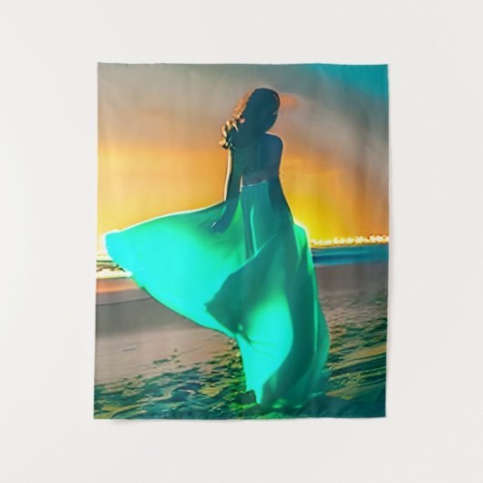 Tenture Femmes en bleu turquoise sur une plage de nuit (Devant)