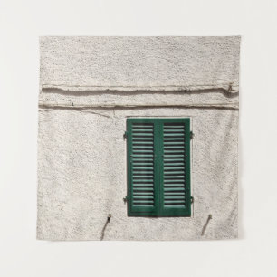 TENTURE FENÊTRE EN BOIS BLEU SUR MUR BLANC EN BÉTON