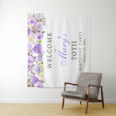 Tenture Fête d'anniversaire 70 ans Purple Rose Floral (En situation)