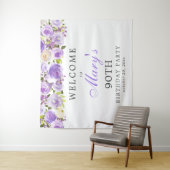 Tenture Fête d'anniversaire 90 ans Purple Rose Floral (En situation)