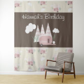 Tenture Fête d'anniversaire de camping avec caravane rose (En situation)