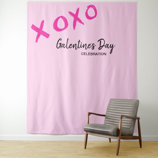 Tenture Fête de la Galentine en rose XOXO (En situation)
