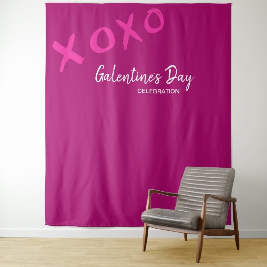 Tenture Fête de la Galentine's Day Rose XOXO (En situation)