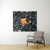 Tenture Feuilles d'automne sur les rochers noirs (En situation (horizontale))