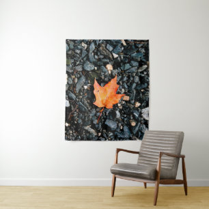 Tenture Feuilles d'automne sur les rochers noirs