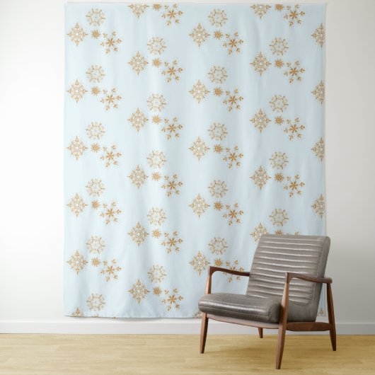 Tenture Flèche de neige en or sur Motif de Noël bleu givré (En situation)