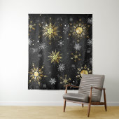 Tenture Flocons de neige dorés de Noël sur fond noir (En situation)