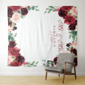 Tenture Floral Burgundy & blush Mr & Mrs wedding backdrop (En situation (horizontale))