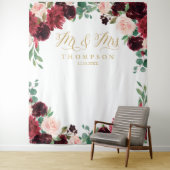 Tenture Floral Burgundy & blush Mr & Mrs wedding backdrop (En situation)