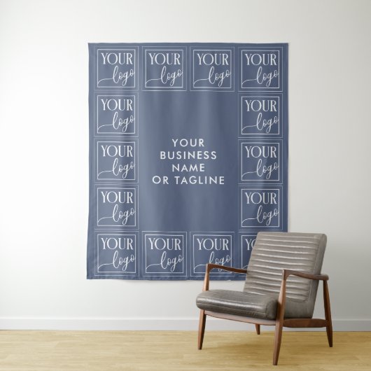 Tenture Fond Bleu Acier avec votre Logo & Texte (En situation)