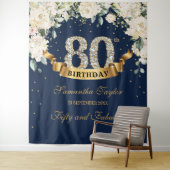 Tenture Fond de 80 ans avec fleurs verdure or marine (En situation)