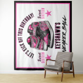 Tenture Fond de ballons de baskets rose et noir pour anniv (En situation)