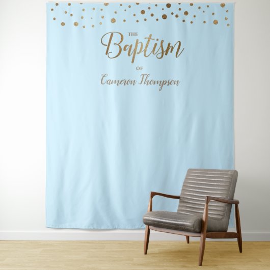 Tenture Fond de baptême garçon bleu or confettis (En situation)