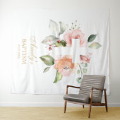 Tenture Fond de baptême pour fille - Croix de fleurs rose (En situation (horizontale))