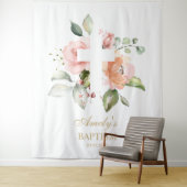 Tenture Fond de baptême pour fille - Croix de fleurs rose (En situation)