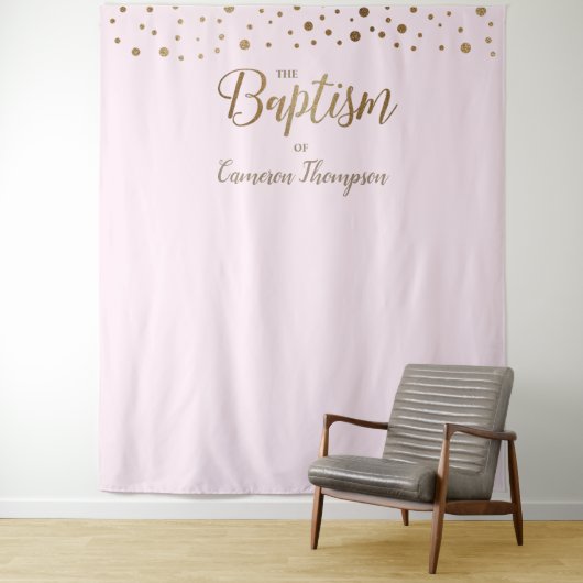 Tenture Fond de baptême simple confettis rose doré (En situation)