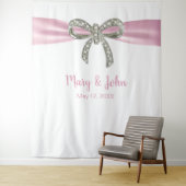 Tenture Fond de mariage à ruban rose avec noeud diamanté (En situation)