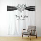 Tenture Fond de mariage Cygnes argentés Ruban noir (En situation)