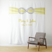 Tenture Fond de mariage diamant à ruban jaune infini (En situation)