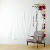 Tenture Fond de mariage floral bordeaux pour photobooth (En situation (horizontale))