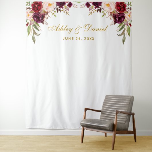 Tenture Fond de mariage floral burgundy pour photobooth (En situation)