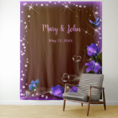 Tenture Fond de mariage floral violet en bois foncé rustiq (En situation)