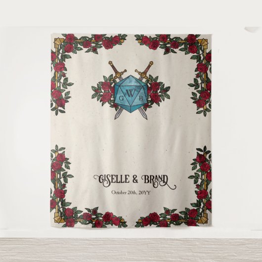 Tenture Fond de mariage RPG avec roses à monogramme D20 (Devant)