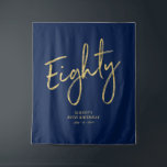 Tenture Fond de scène pour 80e anniversaire en or et bleu<br><div class="desc">Cette tapisserie moderne est parfaite pour une fête d'anniversaire chic en bleu marine et or pour les 80 ans. Vos invités apprécieront de prendre une photo avec ce fond de scène de fête sophistiqué et se souviendront de votre jour spécial. Le design présente un "Quatre-vingts" écrit en lettres dorées avec...</div>