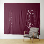 Tenture Fonds de mariage à calligraphie burgundy classique (En situation (horizontale))