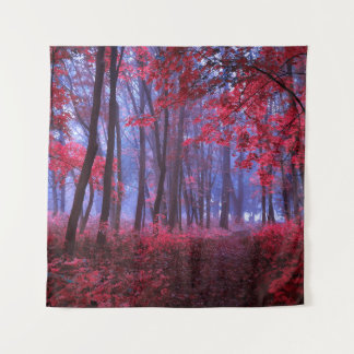 Tenture Forêt mystérieuse foncée dans les tons roses. Myst