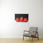 Tenture Fraises Sur Noir Sur Blanc Wtcna (En situation (horizontale))