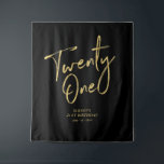 Tenture Gold & Black 21st Birthday Party fond Tapestry<br><div class="desc">Cette tapisserie moderne est parfaite pour une soirée 21ème anniversaire noir et or chic. Vos invités apprécieront de prendre une photo avec cette toile de fond sophistiquée de fête et de se souvenir de votre journée spéciale. Le design comporte un script de brosse doré " Twenty One " avec du...</div>