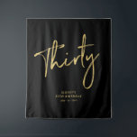 Tenture Gold & Black 30th Birthday Party Backdrop Tapestry<br><div class="desc">Cette tapisserie moderne est parfaite pour un 30ème anniversaire noir et or chic. Vos invités apprécieront de prendre une photo avec cette toile de fond sophistiquée de fête et de se souvenir de votre journée spéciale. Le design comporte un script de brosse doré " Trente " avec du texte personnalisé....</div>