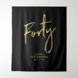 Tenture Gold & Black 40th Birthday Party fond Tapestry<br><div class="desc">Cette tapisserie moderne est parfaite pour une soirée de 40 ans, noir et or chic. Vos invités apprécieront de prendre une photo avec cette toile de fond sophistiquée de fête et de se souvenir de votre journée spéciale. Le design comporte un script de brosse doré " Quarante " avec du...</div>