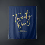 Tenture Gold & Navy Blue 21st Birthday Party Contexte<br><div class="desc">Cette tapisserie moderne est parfaite pour une soirée 21ème anniversaire noir et or chic. Vos invités apprécieront de prendre une photo avec cette toile de fond sophistiquée de fête et de se souvenir de votre journée spéciale. Le design comporte un script de brosse doré " Twenty One " avec du...</div>
