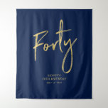 Tenture Gold & Navy Blue 40th Birthday Party Contexte<br><div class="desc">Cette tapisserie moderne est parfaite pour une soirée de 40 ans chic bleu marine et or. Vos invités apprécieront de prendre une photo avec cette toile de fond sophistiquée de fête et de se souvenir de votre journée spéciale. Le design comporte un script de brosse doré " Quarante " avec...</div>