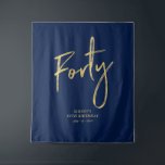 Tenture Gold & Navy Blue 40th Birthday Party Contexte<br><div class="desc">Cette tapisserie moderne est parfaite pour une soirée de 40 ans chic bleu marine et or. Vos invités apprécieront de prendre une photo avec cette toile de fond sophistiquée de fête et de se souvenir de votre journée spéciale. Le design comporte un script de brosse doré " Quarante " avec...</div>