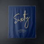 Tenture Gold & Navy Blue 60th Birthday Party Contexte<br><div class="desc">Cette tapisserie moderne est parfaite pour un 60ème anniversaire de naissance chic bleu marine et or. Vos invités apprécieront de prendre une photo avec cette toile de fond sophistiquée de fête et de se souvenir de votre journée spéciale. Le design comporte un script de brosse doré " Sixty " avec...</div>