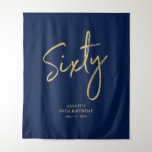 Tenture Gold & Navy Blue 60th Birthday Party Contexte<br><div class="desc">Cette tapisserie moderne est parfaite pour un 60ème anniversaire de naissance chic bleu marine et or. Vos invités apprécieront de prendre une photo avec cette toile de fond sophistiquée de fête et de se souvenir de votre journée spéciale. Le design comporte un script de brosse doré " Sixty " avec...</div>